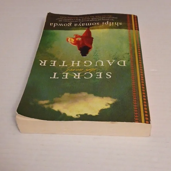 $4 Add-on "Secret Daughter" by Shilpi Somaya Gowda - Paperback Novel - Picture 5 of 8